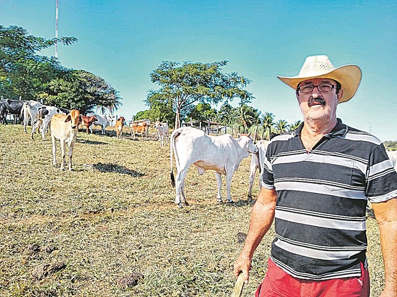 O fazendeiro Josias Cerutti, de 64 anos, teve pelo menos 16 cabeças de gado furtadas em uma propriedade de Guarapari. (Foto: Roberta Bourguignon)
