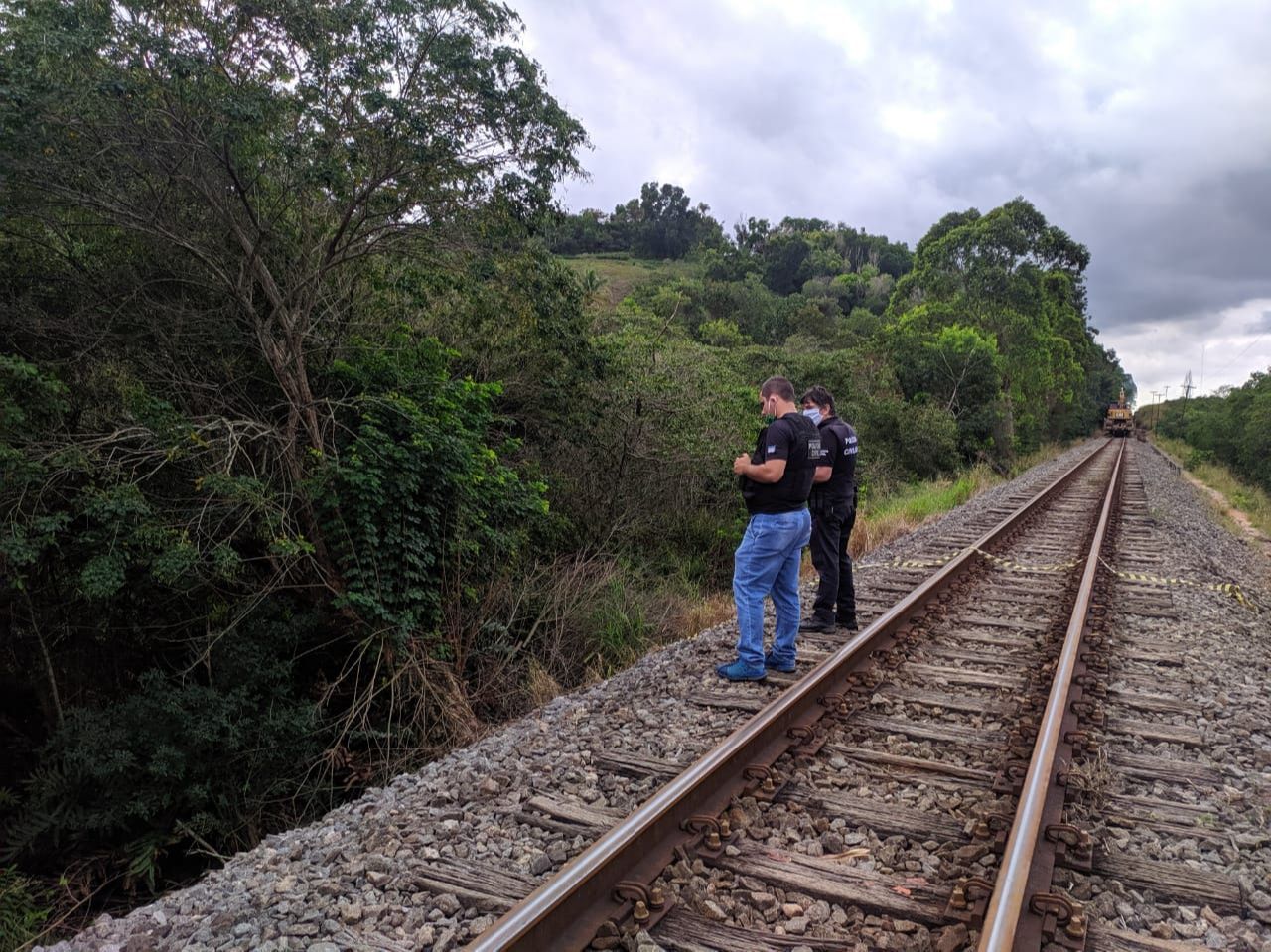 Corpos estavam com marcas de tiros, a cerca de 100 metros um do outro. (Foto: Júlia Afonso)