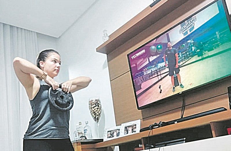 Karolina Barbosa faz atividade física online para manter a forma (Foto: Divulgação)