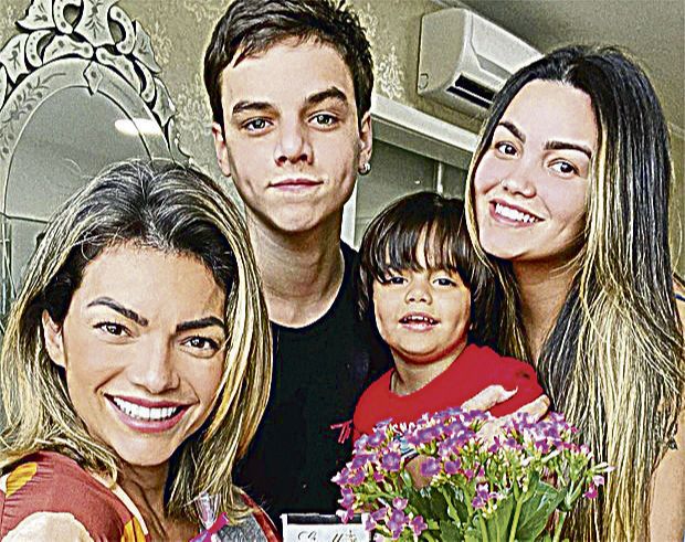 Kelly Key com seus três filhos, Jayme, de 15 anos, Artur, 3, e Suzanna, 19 (Foto: Reprodução / Instagram)