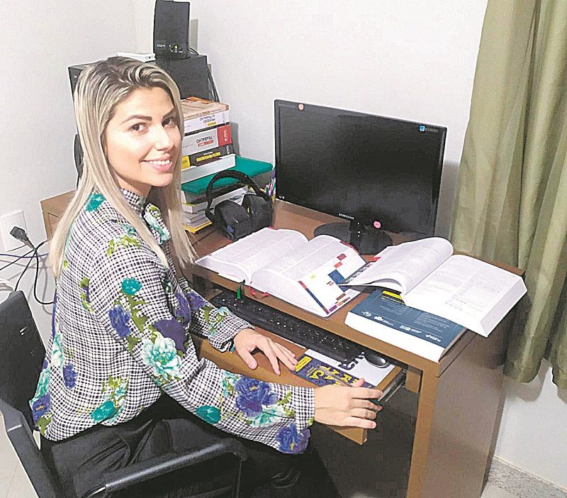 A advogada Lara Spelta de Souza, de 28 anos, contou que mantém a rotina de ao menos seis horas diárias de estudos e resolução de exercícios, aguardando a retomada dos concursos: “Temos que manter a rotina de estudos, mesmo com essa suspensão atual. Por um lado, ela foi boa, porque dá para se preparar melhor". (Foto: Acervo Pessoal)