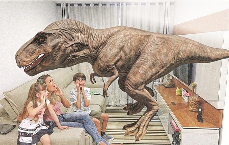 Tecnologia 3D amplia a realidade virtual e traz animais para dentro de casa, como um dinossauro, para diversão de Larissa Biazatti e dos filhos Heitor e Valentina. (Foto: Beto Morais/AT)