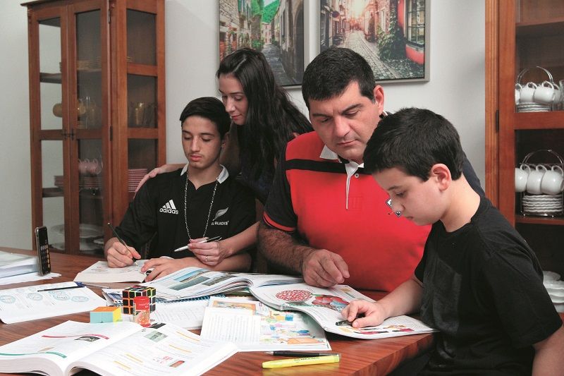 Luciana de Bortoli e Leônidas de Bortoli com os filhos Pedro, de 9 anos, e Arthur, 14 anos (Foto: Leone Iglesias/AT)