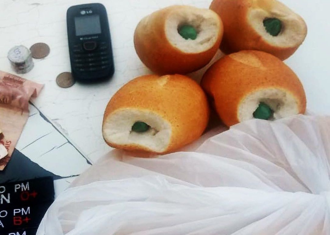 Droga estava escondida dentro de pães de sal. (Foto: Divulgação/PM)