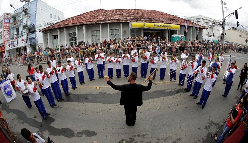 Maestro Tuti rege banda marcial em Aracruz. (Foto: Divulgação/PMA)