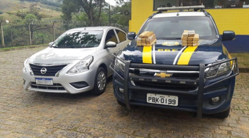 Veículo onde policiais encontraram a droga (Foto: Divulgação/ PRF)