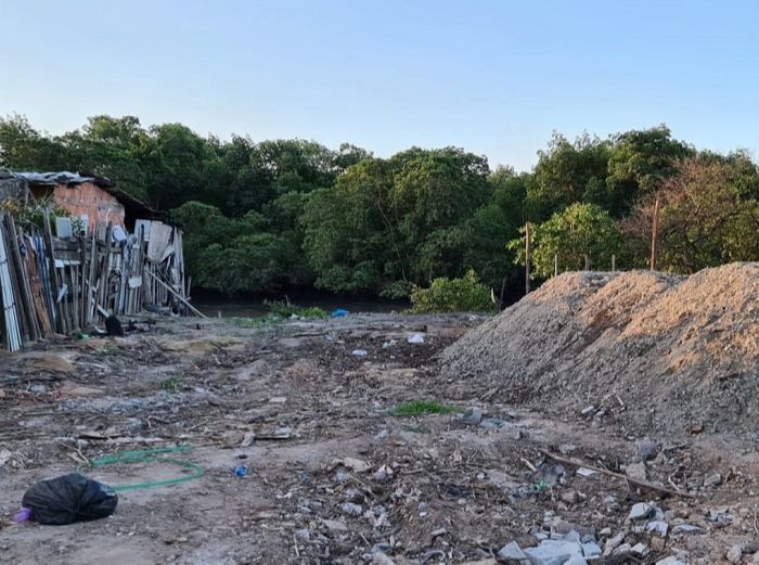 Montes de areia depositados nas margens do mangue (Foto: Leitor)