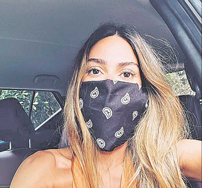 Famosos, como Thaila Ayala, compartilharam imagens nas redes sociais usando máscaras caseiras feitas de lenços e bandanas (Foto: Reprodução/ Instagram)