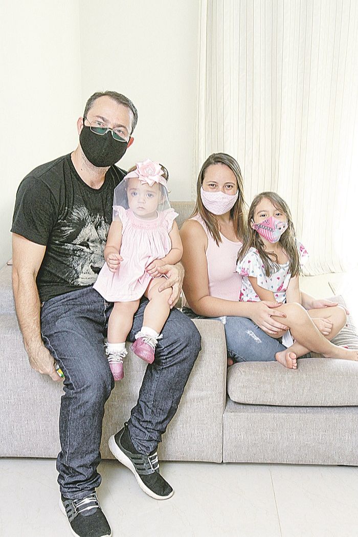 Gustavo e Jaqueline com as filhas Cecília, de 1 ano, e Isabela, 6: proteção (Foto: Leone Iglesias/AT)