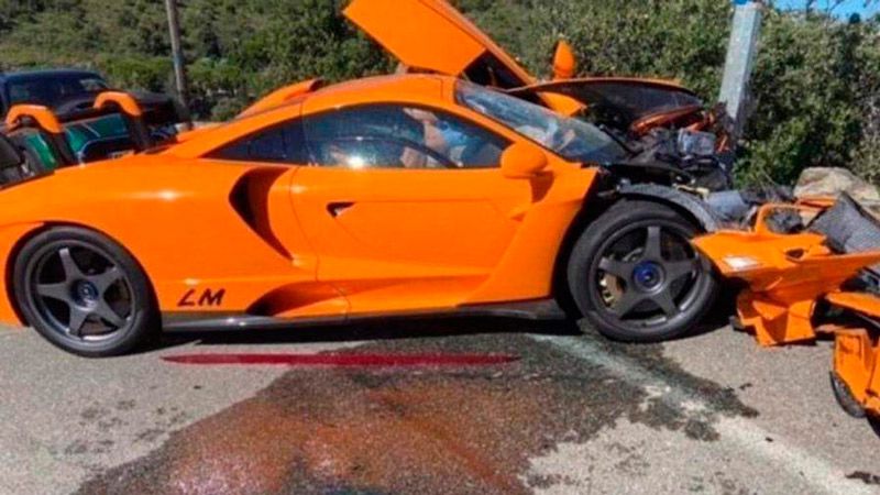 Veículo ficou destruído com o acidente (Foto: Reprodução / Redes Sociais)