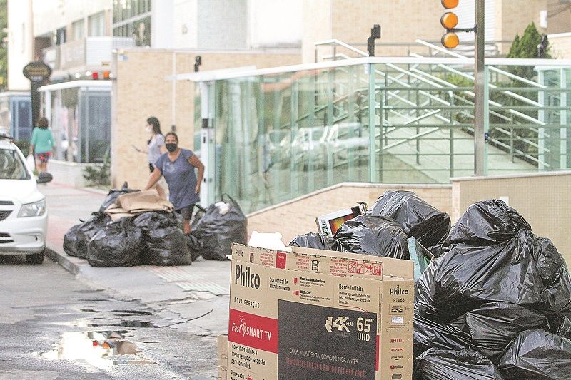 Lixo em calçada da avenida São Paulo, em Itapuã: moradores reclamam que caminhão não passa aos domingos (Foto: Beto Morais/ AT)