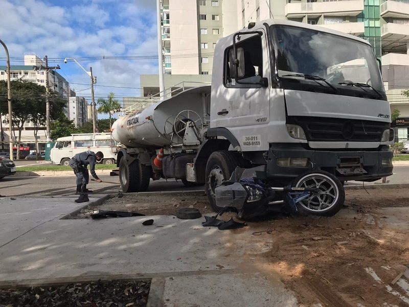 O condutor da moto foi parar debaixo do caminhão com o impacto (Foto: Jaciele Simoura/ AT)