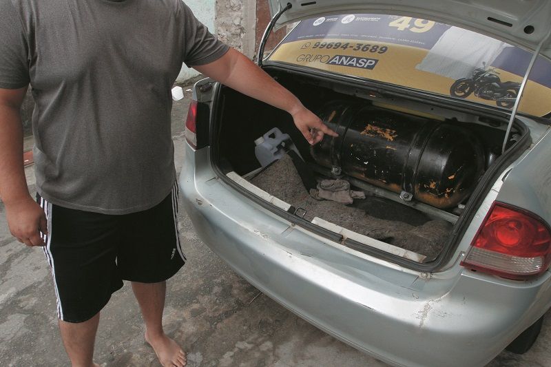 Motorista de aplicativo é assaltado e colocado dentro de porta-malas (Foto: Fábio Nunes/AT)