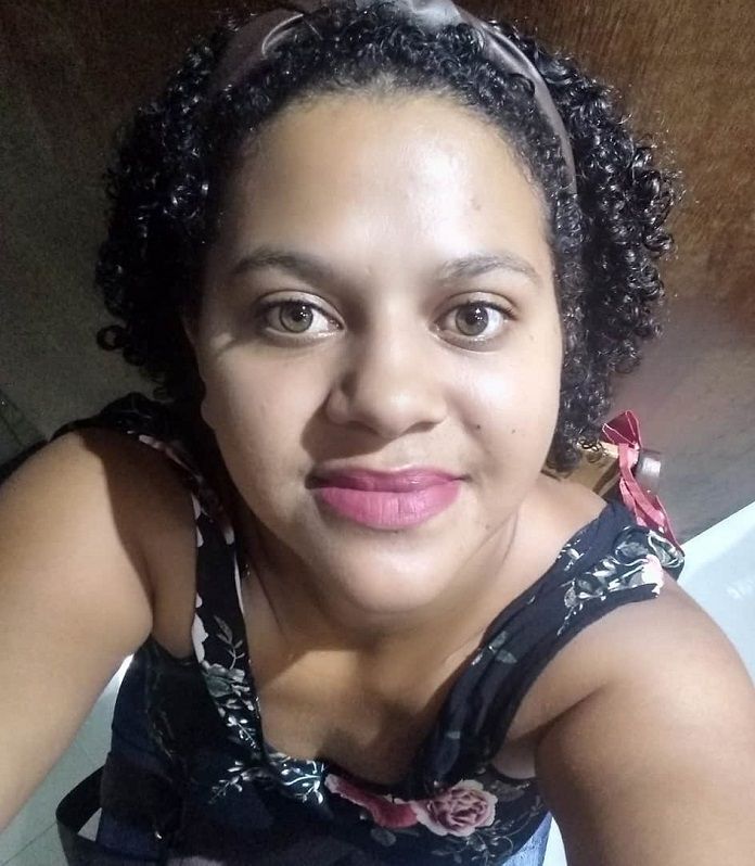 Vivian Lima de Almeida, de 29 anos, era comerciante (Foto: Reprodução)