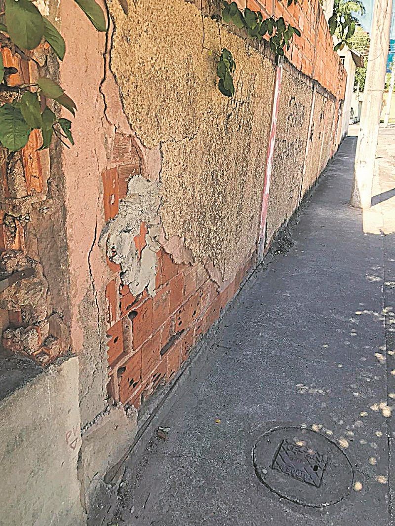 Muro ameaça cair em Bento Ferreira (Foto: Victor Machado de Souza)