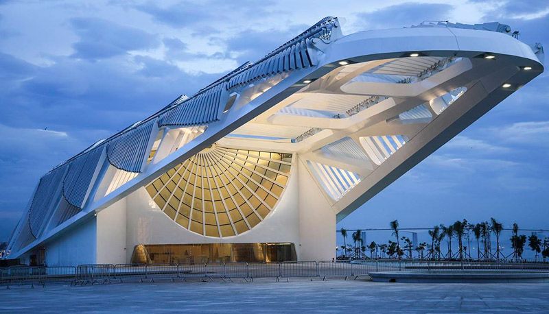 Os tripulantes foram resgatadas por uma embarcação que trafegava próxima ao Museu do Amanhã, no Rio de Janeiro. (Foto: Divulgação)