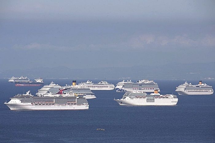 Navios no mar à espera da chegada de pessoal para substituição (Foto: Divulgação)