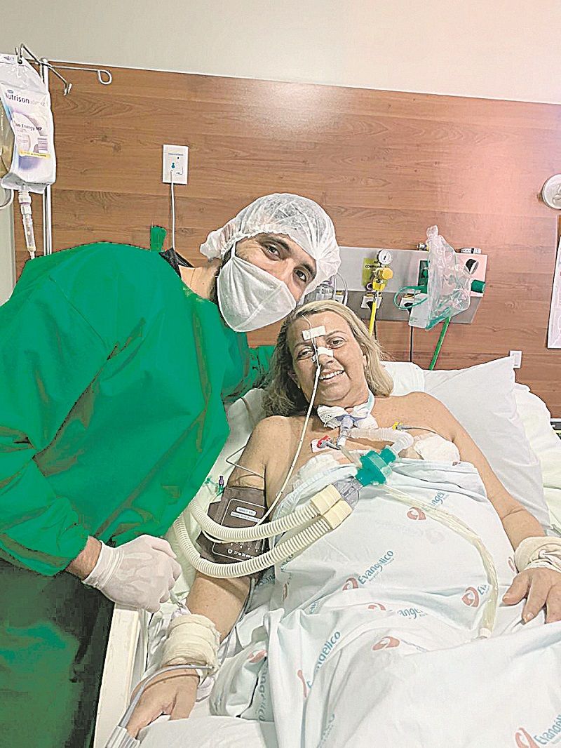 Victor e Vera Lúcia: encontro de mãe e filho na UTI. “Foi maravilhoso ver que ela estava acordada, ver o brilho em seus olhos e aquele sorrisão” (Foto: Divulgação)
