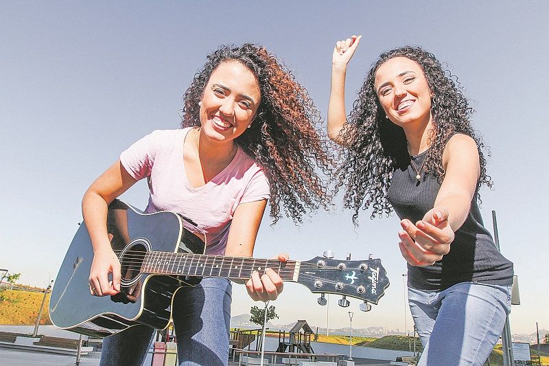 As irmãs Isabela e Larissa anunciaram que vão lançar no próximo mês o clipe da música “Vida Eterna” (Foto: Beto Morais/ AT)