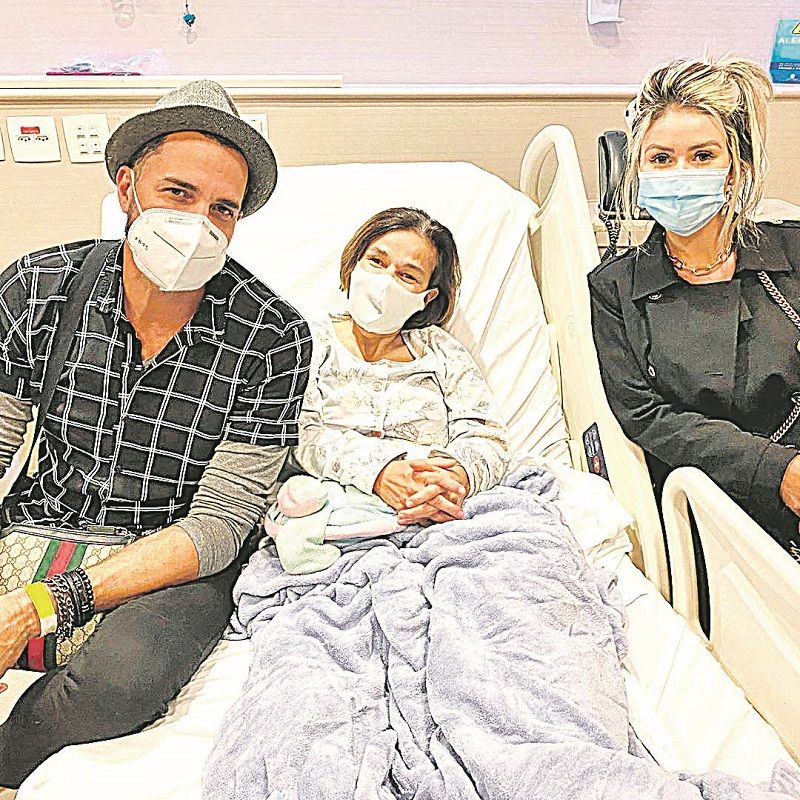 O cantor Latino e a noiva, Rafaella, visitaram Claudia Rodrigues no hospital (Foto: Reprodução/Instagram)
