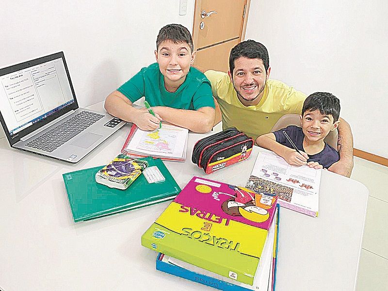 O dentista Alex Caetano e os filhos, Arthur e Bruno: atividades online constantes em casa (Foto: Acervo pessoal)