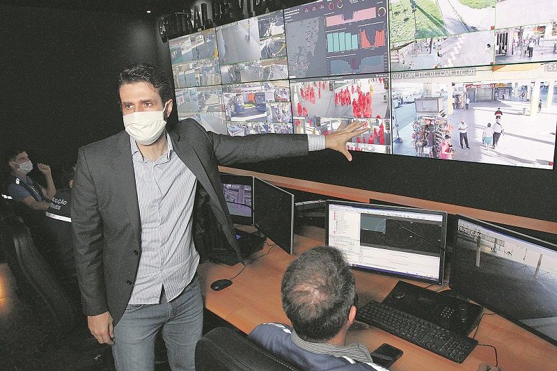 O secretário Fábio Damasceno mostra como funciona o sistema de videomonitoramento dos terminais do Transcol (Foto: Leone Iglesias/AT)