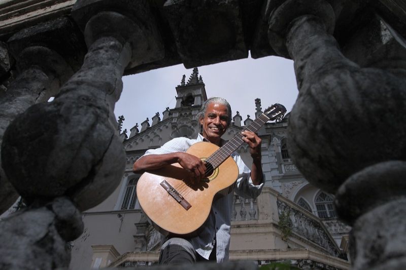 O violonista Elias Belimiro afirma que, hoje, pelo amor aos filhos – Pablo, de 22 anos, e Emanuelle, de 8 –, está lutando para se manter sóbrio. (Foto: Beto Morais/AT)