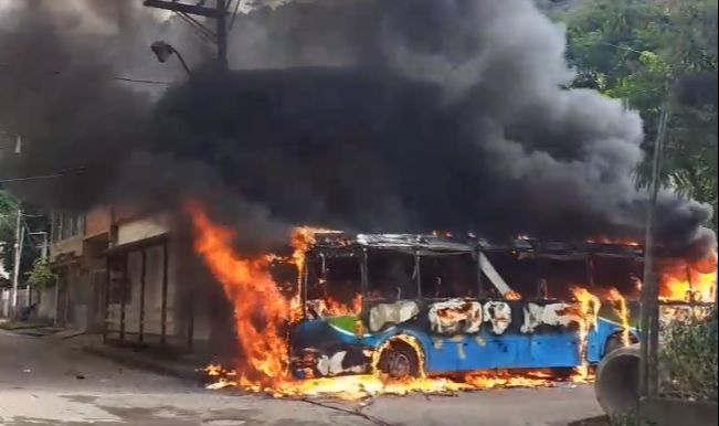 Ônibus incendiado em Ipanema, Viana. (Foto: Reprodução vídeo)