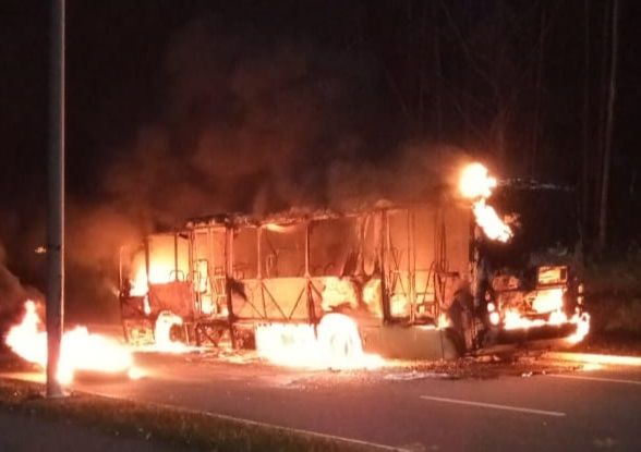 Ônibus incendiado em Jacaraípe, na Serra (Foto: Internauta)