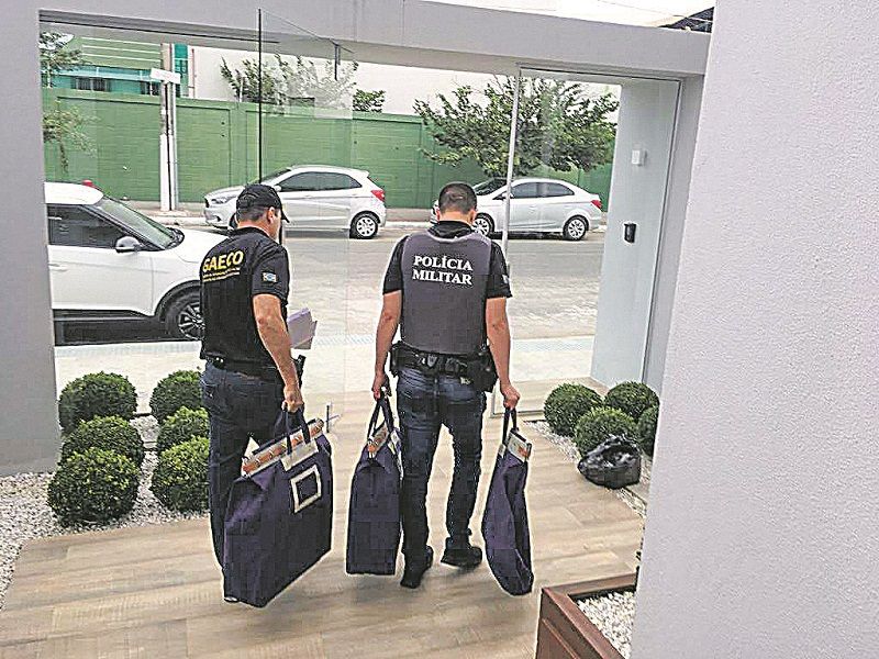 Agentes da operação “Mestre Oculto” levam documentos apreendidos. (Foto: MPE-ES/ Divulgação)