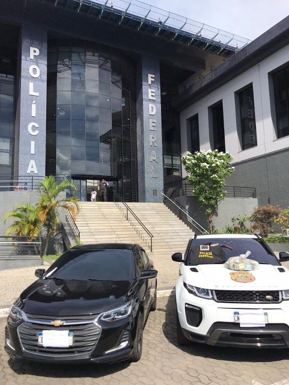 Um Evoque, da Land Rover e um Onix turbo, da Chevrolet foram apreendidos durante a Operação da Polícia Federal (Foto: Divulgação/PF)