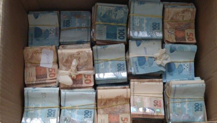 Aproximadamente R$ 280 mil em dinheiro foram apreendidos. (Foto: Divulgação/PF)