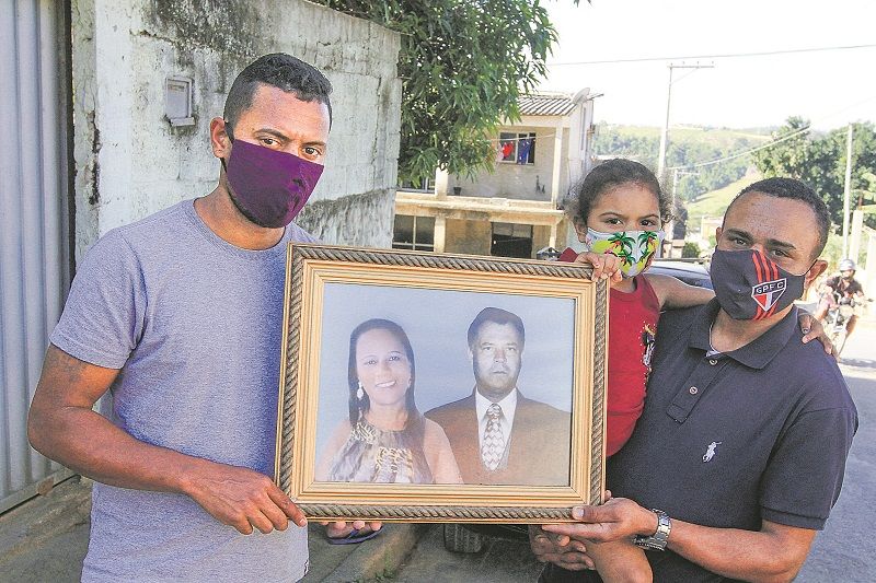 Os irmãos Augusto e Tiago mostram foto e lamentam a perda da mãe, Tânia Maria, morta por atropelamento: dor e sensação de impunidade (Foto: Kadidja Fernandes/AT)