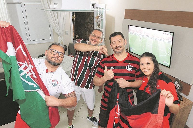 Os irmãos Rodrigo, Fabrício, tricolores, e Bruno, rubro-negro assim como sua mulher Gabriella, vão ligar no SBT (Foto: Kadidja Fernandes/AT)