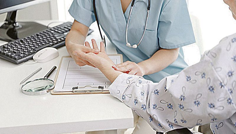 Paciente é atendida em unidade hospitalar por profissional de saúde (Foto: Divulgação)