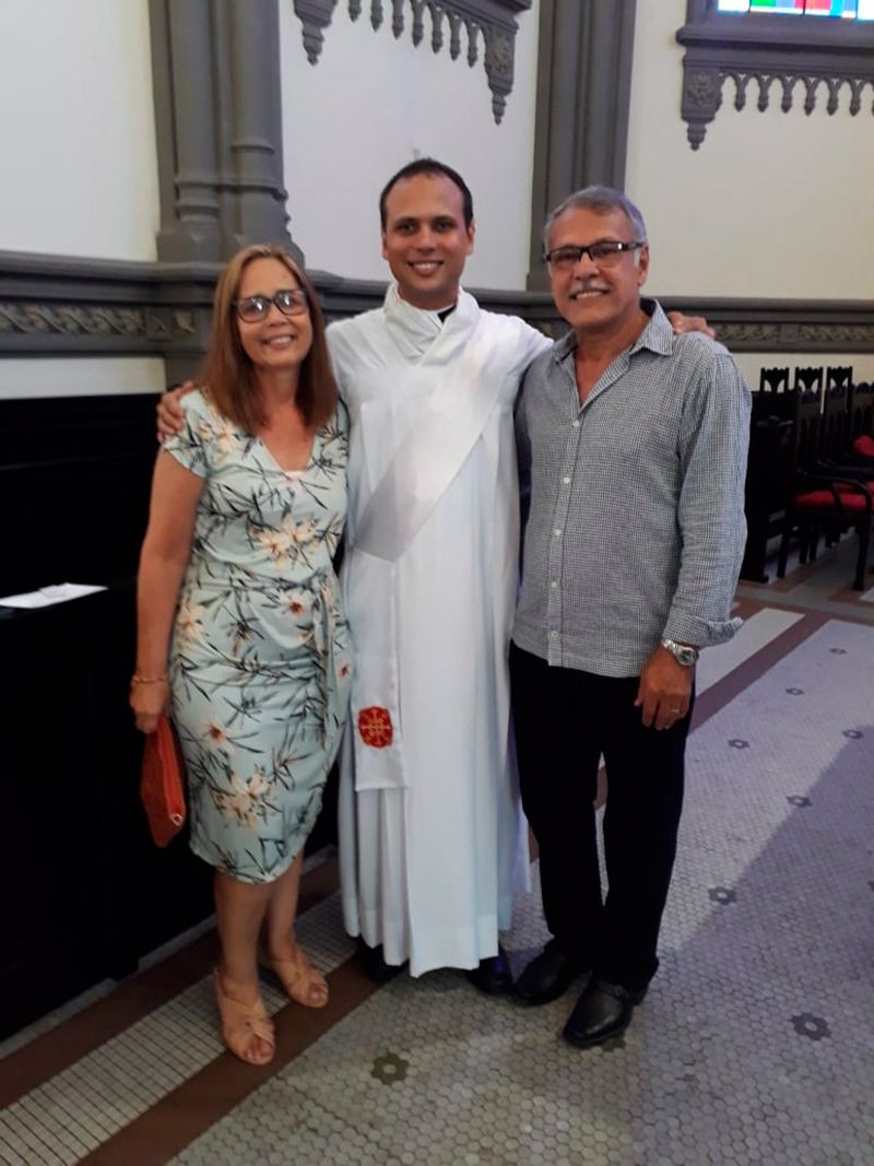 Ricardo, entre os pais Cristiane e Paulo (Foto: Divulgação / Arquidiocese de Vitória)
