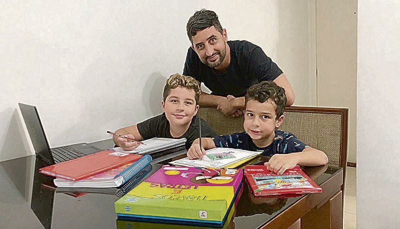 O gerente de aeroporto Ricardo Mello da Motta Lima, 38, agora avalia a possibilidade de voltar a levar Arthur, de 9 anos, e Miguel, 6, para a escola“Quando as aulas forem retomadas, vamos avaliar como será esse retorno e os protocolos que serão adotados pela escola. Se nos sentirmos seguros, eles voltam para a sala de aula”, disse. (Foto: Acervo Pessoal)