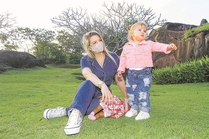 A empresária Lara Taquette com a filha Alícia, de 1 ano, no Parque Pedra da Cebola, em Vitória, reaberto ontem (Foto: Dayana Souza/AT)
