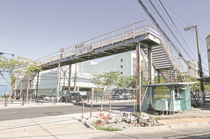 Passarela na avenida Vitória (Foto: Leone Iglesias/AT)