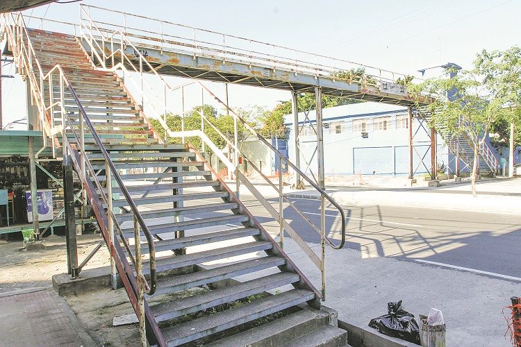 Construída há mais de 35 anos no bairro Forte São João, em Vitória, a passarela  será removida. (Foto: Leone Iglesias/AT)