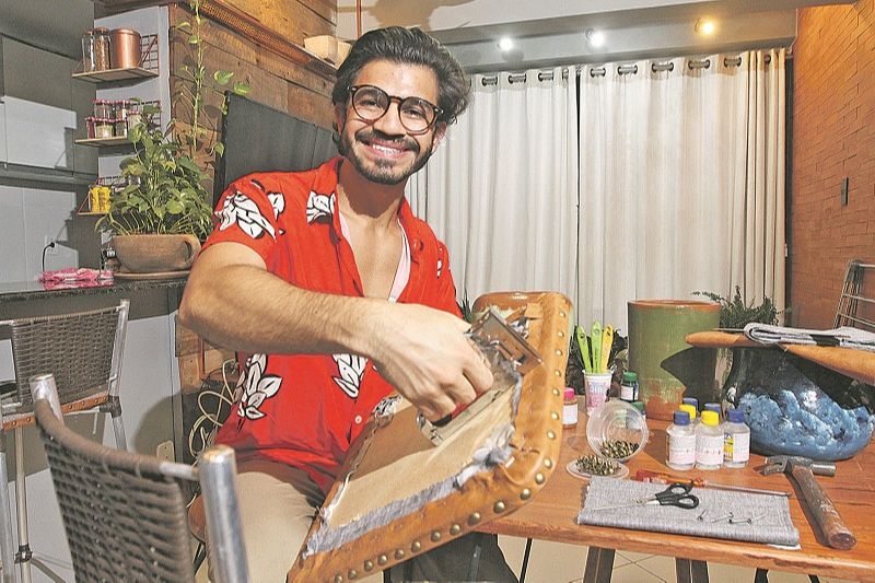 O dentista Diorgille Henrique, de 26 anos, decidiu dar uma repaginada na casa: “Eu amo design de interiores e arrisco fazer pequenas coisas” (Foto: Beto Morais/ AT)