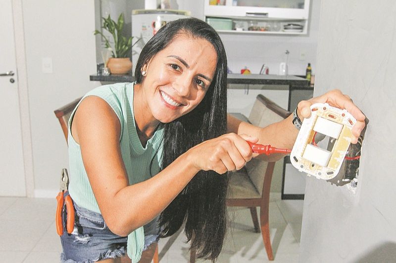 A servidora pública Larissa Depiante buscou orientações e fez vários reparos por conta própria em casa (Foto: Beto Morais/ AT)