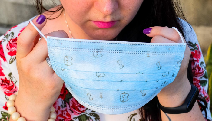 Pessoa usa máscara para se proteger do novo coronavírus (Foto: Freepik)
