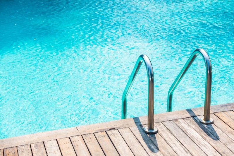 Piscina: restrição no uso durante a pandemia (Foto: Freepik)