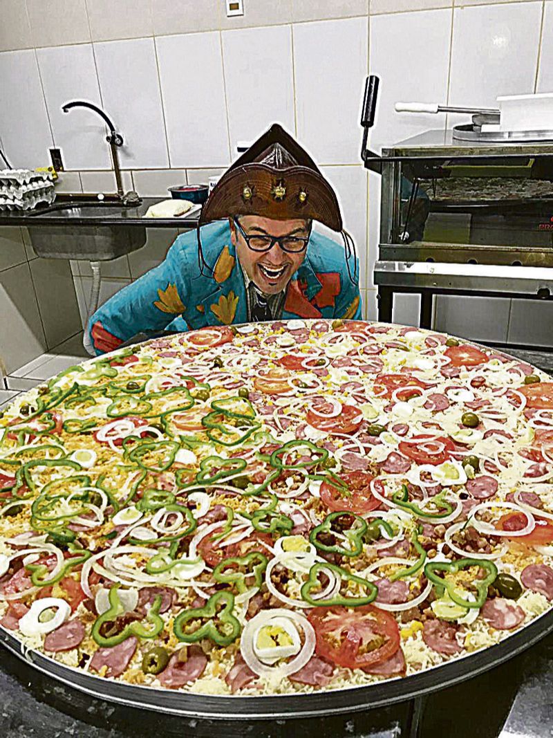 Tonho dos Couros e a pizza de 48 pedaços (Foto: Divulgação / Point Cristão)