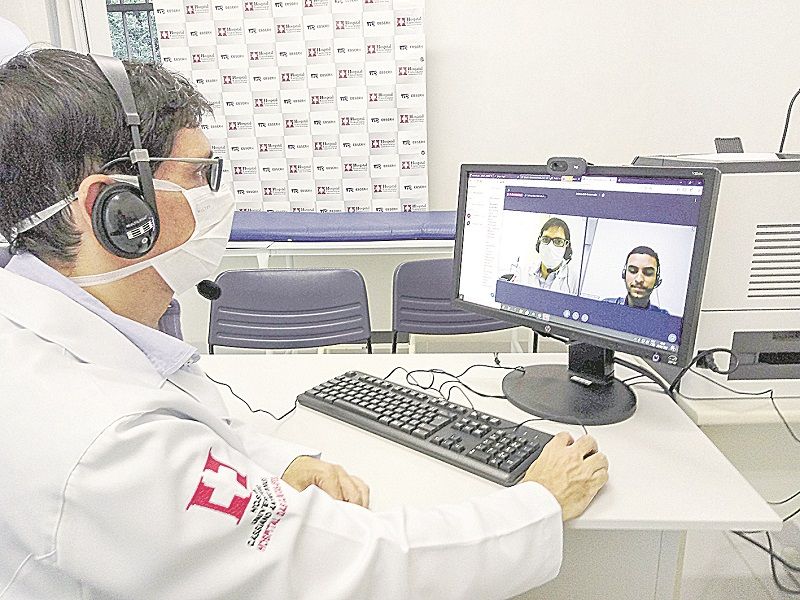 Médico faz atendimento pela internet. Telemedicina foi uma das saídas encontradas para atender pacientes (Foto: Divulgação)