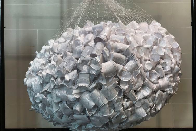 Plástico retirado de oceanos é mostrado em exposição (Foto: Marieta Cazarré/ Agência Brasil)