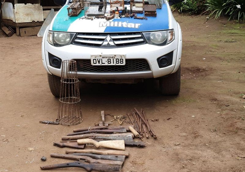 No local, foram encontrados equipamentos de caça, armadilhas para animais, 16 armas, sendo 11 delas de fabricação caseira (Foto: Divulgação)