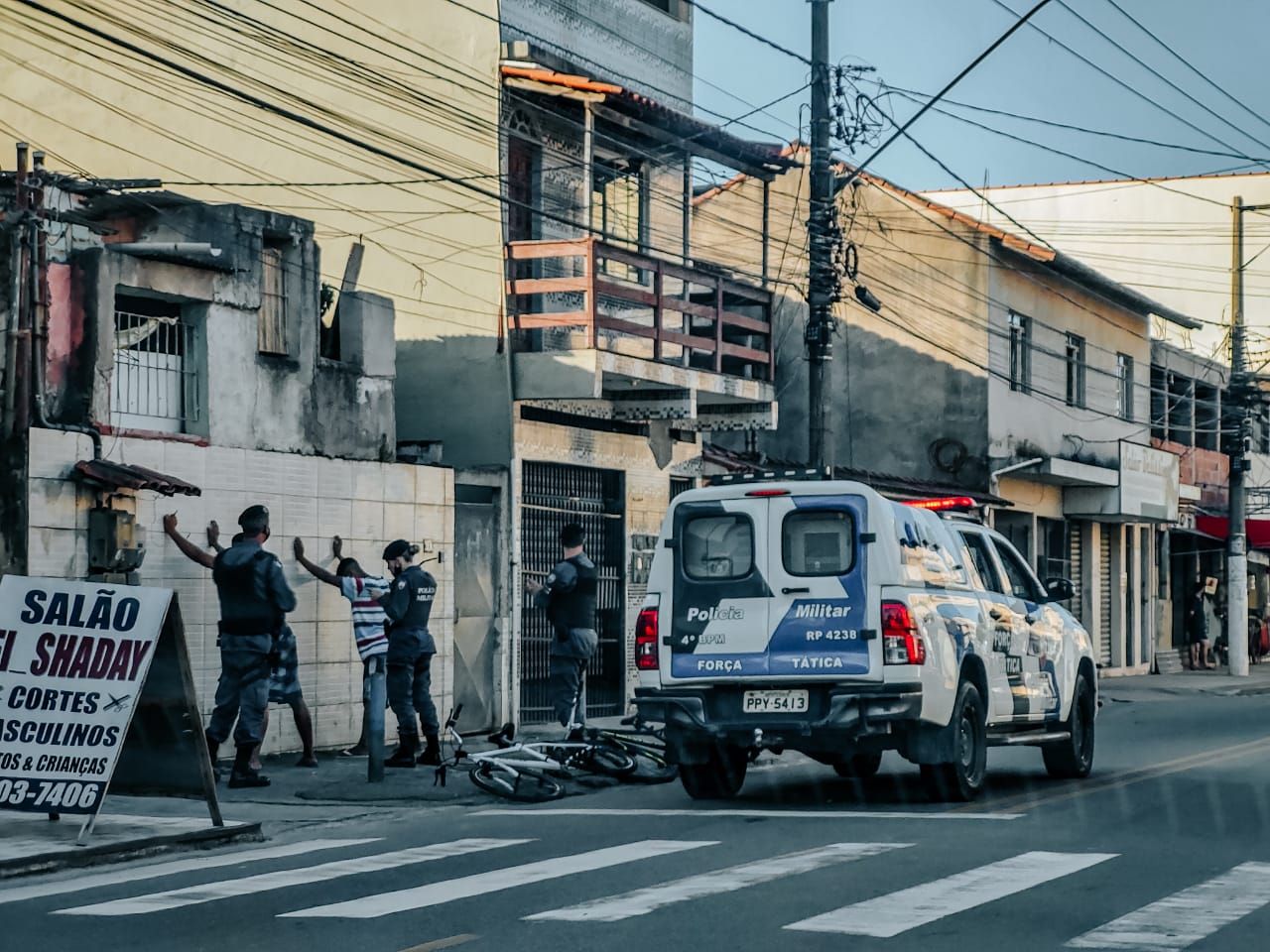 Abordagem da PM em Dom João Batista (Foto: Taynara Nascimento)