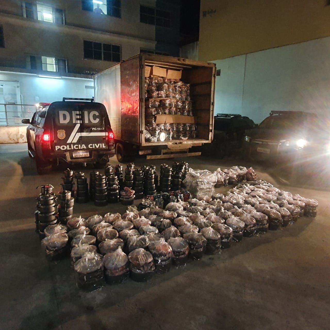 A polícia recuperou uma carga roubada, avaliada em cerca de R$ 100 mil, que estava sendo comercializada por vendedores ambulantes (Foto: Divulgação/ PCES)
